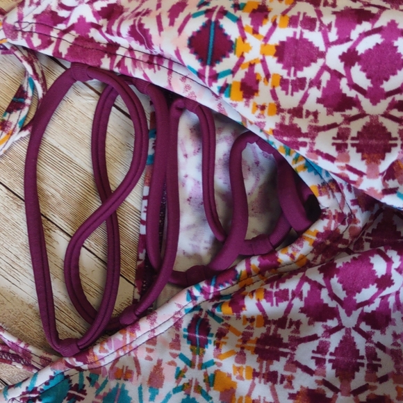 Hula Honey Printed Strappy Flounce Bralette Bikini Top in Wine Multi Large - Picture 10 of 10